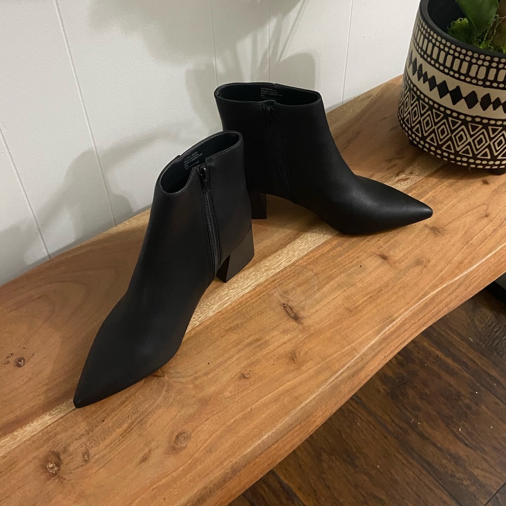 BAR III - WOMENS BLACK BOOTS POINTED TOE, SIDE ZIP 1 1/2” HEEL SIZE 8 NWOT